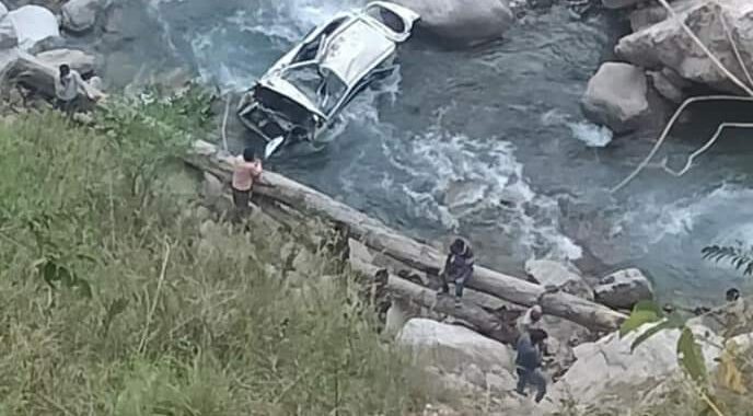 चमोली- डूंगरी-थराली मोटर मार्ग में नदी में गिरी कार, 15 साल के बच्चे की मौत 4 घायल