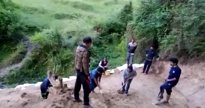 उत्तराखंड- लॉकडाउन (Lockdown) में 11 युवाओं की टीम ने बना डाली एक किमी सडक़.