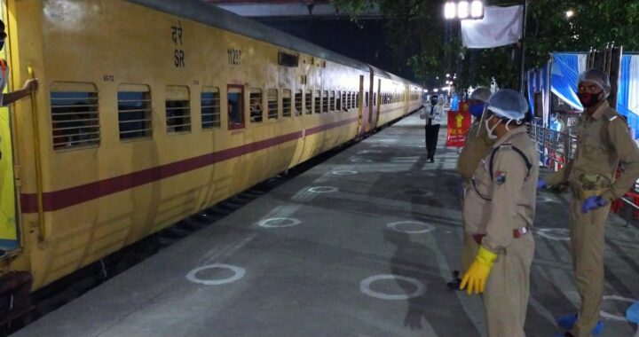 उत्तराखंड- अहमदाबाद से लालकुआं पहुंचे प्रवासी,अपने राज्य लौटने पर ऐसे जाहिर की खुशी
