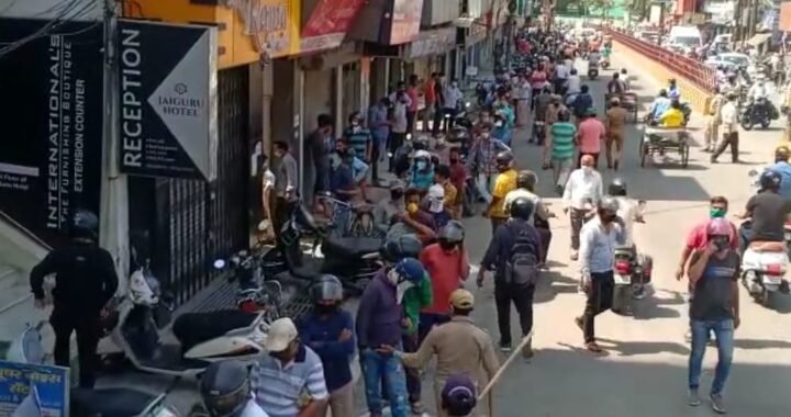 इतनी लंबी लाइन. आगे बढ़ा तब जाकर समझ आया, ओह्हो! ये तो इकोनॉमी वॉरियर्स हैं.(व्यंग)..