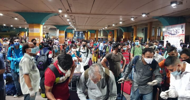 (अभी-अभी) मुंबई में फंसे प्रवासी ट्रेन से आ रहे है लालकुआं, देखिये ठाणे स्टेशन मुम्बई की तस्वीरें