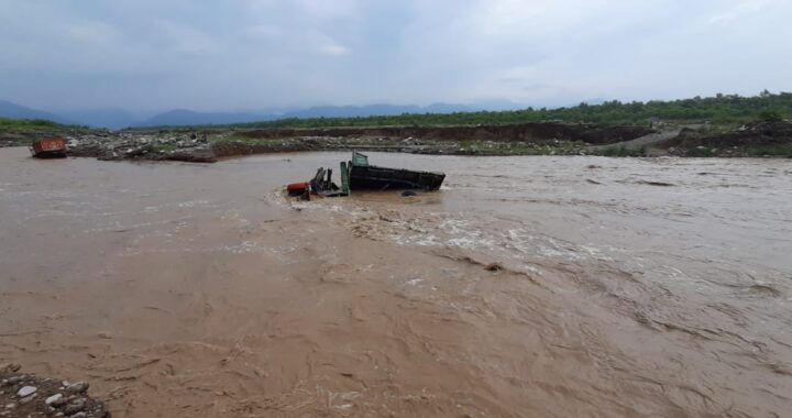 हल्द्वानी- (बड़ी खबर) गौला नदी में अचानक आया पानी, खनन गेटों में मची चीख पुकार, 3 डम्फर बहे