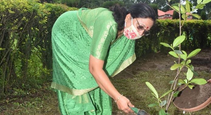 देहरादून- राज्यपाल बेबी रानी मौर्य ने हरेले पर लगाए यह औषधीय पौधे, साथ ही दिया नया संदेश
