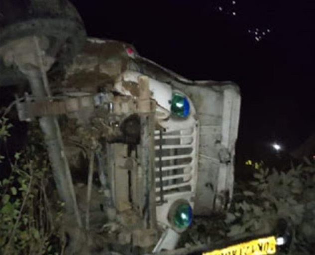 पौड़ी गढ़वाल जिले के कल्जीखाल भेंटी बौंखाल मोटर मार्ग पर एक मैक्स गाड़ी डेढ़ सौ मीटर गहरी खाई में गिर गई