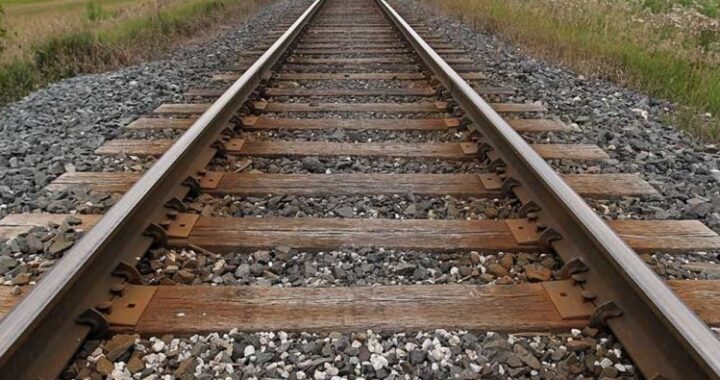 उत्तराखंड-(अभी-अभी) यहां रेलवे ट्रैक पर ट्रेन से कटकर 4 लोगों की मौत, मचा हड़कंप