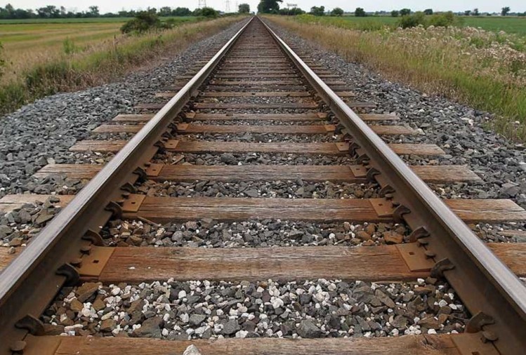 हरिद्वार से एक दुखद खबर सामने आ रही है यहां हरिद्वार लक्सर डबल ट्रैक के ट्रायल के दौरान ट्रेन की चपेट में आने से 4 लोगों की मौत