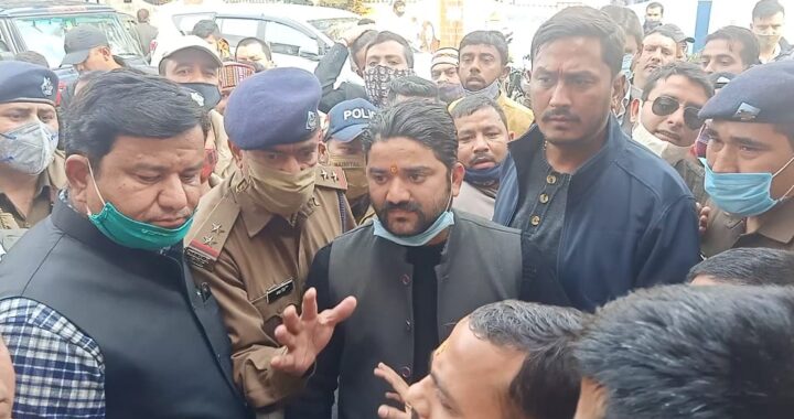 हल्द्वानी- भाजपा पार्षद गिरफ्तार, मेयर और दर्जा मंत्री कोतवाली में बैठे धरने पर, इस अधिकारी को हटाने की मांग
