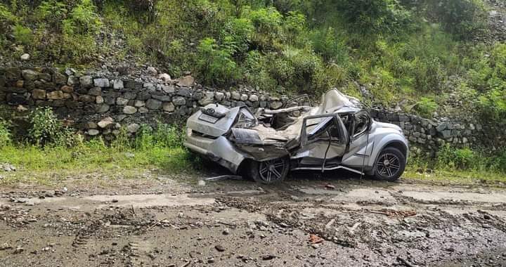 उत्तराखंड- पहाड़ से गिरा पत्थर तो SUV गाड़ी का बन गया कचुमर, बमुश्किल पुलिस ने किया रेस्क्यू