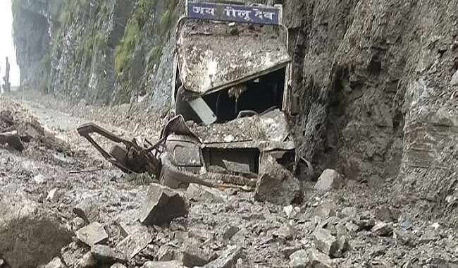 उत्तराखंड- यहां पहाड़ से गिरा पत्थर और मलवा, वाहन के उड़े परखच्चे, ऐसे बची 7 यात्रियों की जान