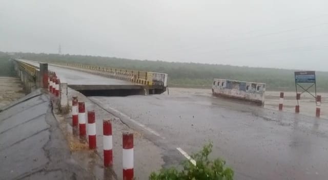 हल्द्वानी- (बड़ी खबर) गौला नदी में जल प्रलय का नजारा, 1994 के बाद दिखा नजारा, भारी बारिश से गौला पुल का बड़ा हिस्सा टूटा, Video