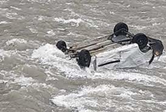 उत्तराखंड- यहां कार में जा रहे 2 शिक्षक कार सहित नदी में डूबे, दोनों लापता