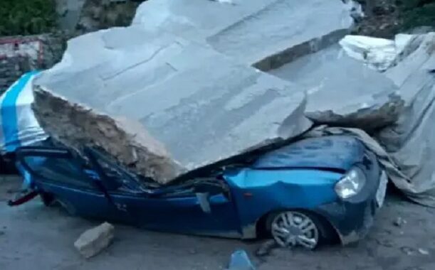 उत्तराखंड- यहां ऐसे गिरा बोल्डर कि कार हो गयी चकनाचूर, VIDEO