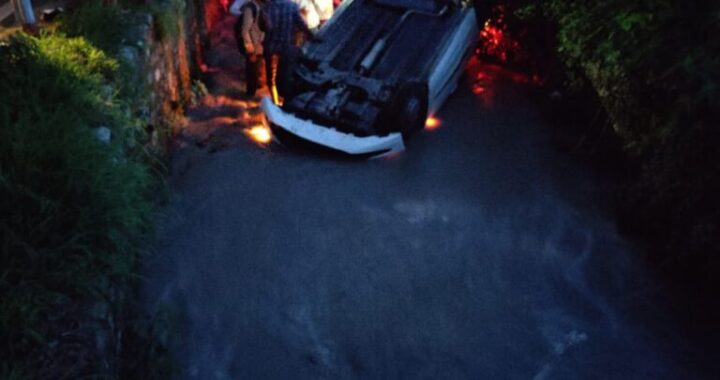 हल्द्वानी- यहां अचानक नहर में उल्टी होकर गिरी कार, मच गई अफरा-तफरी