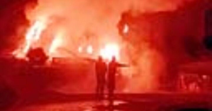 उत्तराखंडः यहां सीएनजी सिलिंडर से भरा ट्रक ट्रांसफार्मर से टकराया, आग की भयानक लपटें देख जान बचाकर भागे लोग