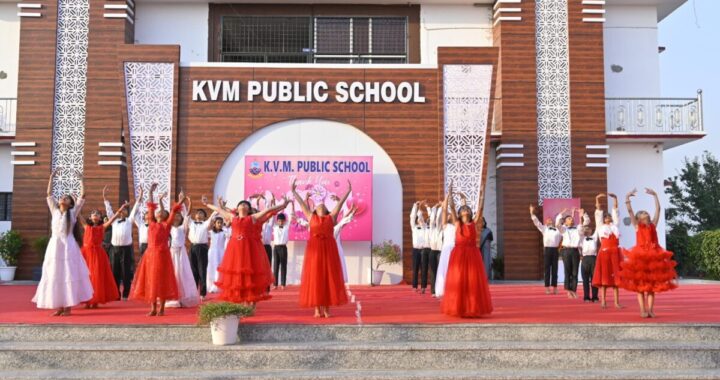 हल्द्वानी-(School News) KVM स्कूल लामाचौड़ में छात्र छात्राओं ने सांस्कृतिक कार्यक्रम से बांधा समा