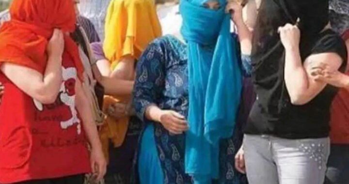 उत्तराखंड: यहां अश्लील इशारे करने वाली 6 युवतियां पुलिस हिरासत में