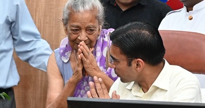 देहरादून : दुखियारी माता के छलके आंसू, DM ने बिटिया को दिलाया MCA में दाखिला