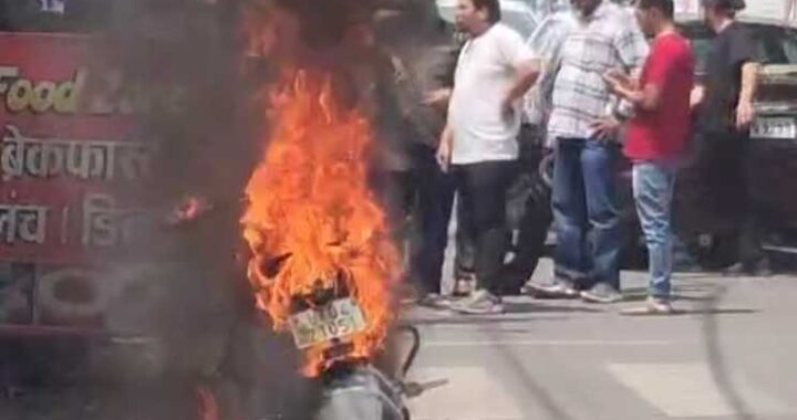 हल्द्वानी :(बड़ी खबर) यहां चलती बाइक में लग गई आग