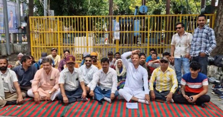 हल्द्वानी में धरने पर बैठे हरीश पनेरु, प्रशासन पर पीड़ितों के मुआवजे के साथ धोखाधड़ी के गंभीर आरोप