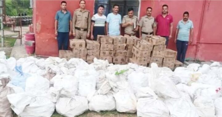 उत्तराखंड: जलते कैंटर वाहन से पुलिस ने लाखों रुपये की अवैध अंग्रेजी शराब करी बरामद
