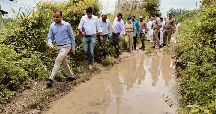 उत्तराखंड: यहां DM कीचड़ भरे रास्ते चल तटबंध का निरीक्षण करने पहुंचे