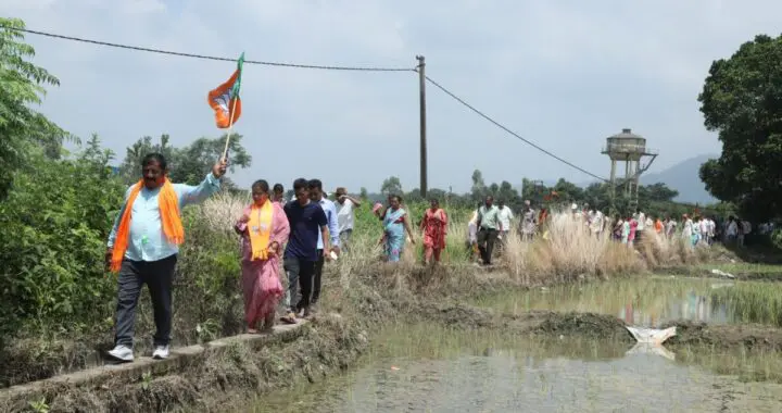 हल्द्वानी : गौलापार में उगता सूरज चुनाव चिन्ह लेकर घर घर जनसंपर्क में पहुंची अनीता बेलवाल