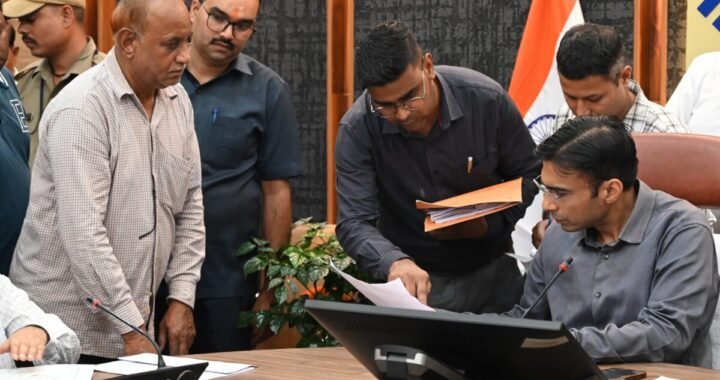 उत्तराखंड: यहां अनुमति फाइल दबाये बैठे थे वन निगम के अफसर, DM ने कहा इनकी गाड़िया करो जब्त