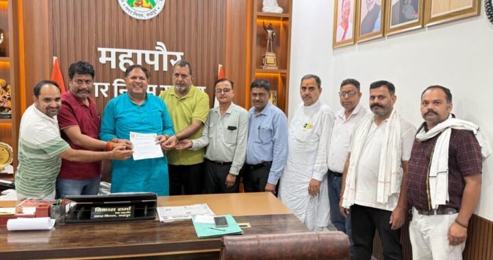 रुद्रपुर: चन्द्रशेखर आजाद की प्रतिमा स्थापित करने के लिए महापौर को सौंपा ज्ञापन