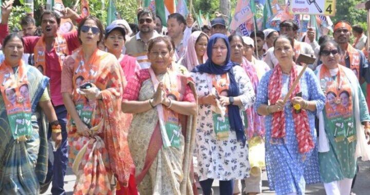 हल्द्वानी :(बड़ी खबर) चुनाव चिन्ह कुल्हाड़ी हाथ में लेकर निकली बेला, विरोधियों को करेगी चित