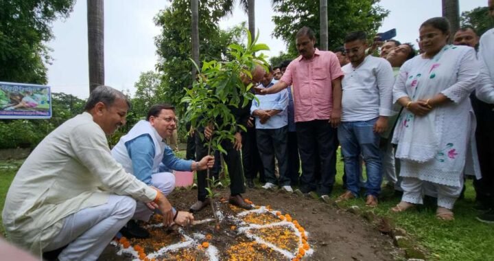 हल्द्वानी :(बड़ी खबर) CM पहुंचे हल्द्वानी, लगाया, एक पेड़ मां के नाम