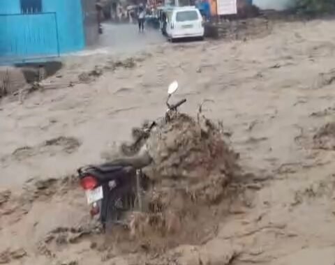 हल्द्वानी :(बड़ी खबर) यहां अचानक बह गई BYKE, देखिए VIDEO