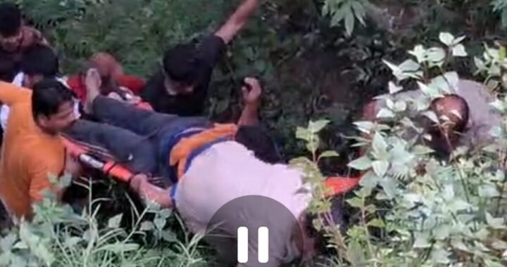उत्तराखंड: यहां वाहन गिरा खाई में, मची चीख पुकार