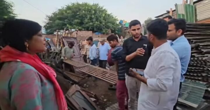 हल्द्वानी:  कबाड़ की दुकानों पर सिटी मजिस्ट्रेट और नगर आयुक्त की छापेमारी, नगर निगम के चोरी हुए जाल बरामद