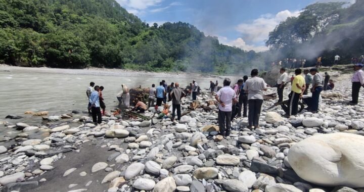 उत्तराखंड : एक साथ जली 6 चिताएं, लोगों के छलक उठे आंसू