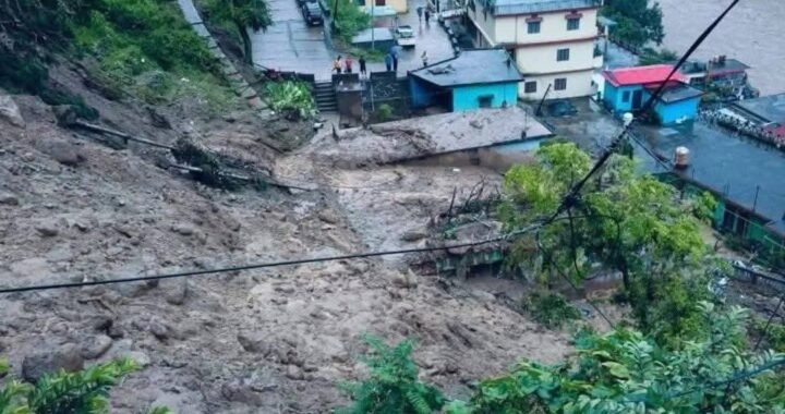 उत्तराखंड : देर रात थराली में बादल फटने के बाद भारी नुकसान, घरों में घुसा मलबा व बड़े बड़े बोल्डर