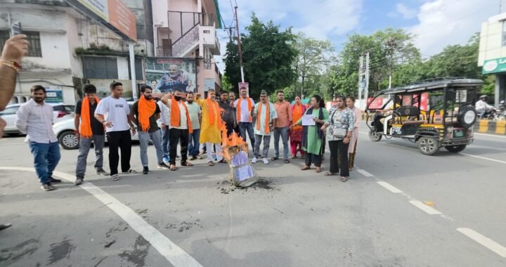 हल्द्वानी :(बड़ी खबर) कोतवाल के खिलाफ प्रदर्शन, फूंका पुतला