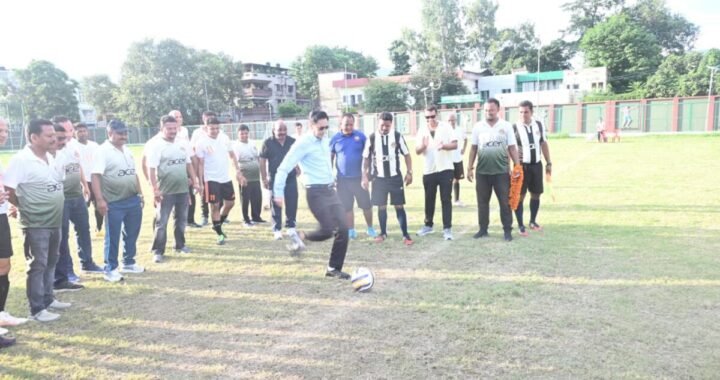 हल्द्वानी : कमिश्नर दीपक रावत ने मारी फुटबॉल किक, शुरू हुआ फाइनल