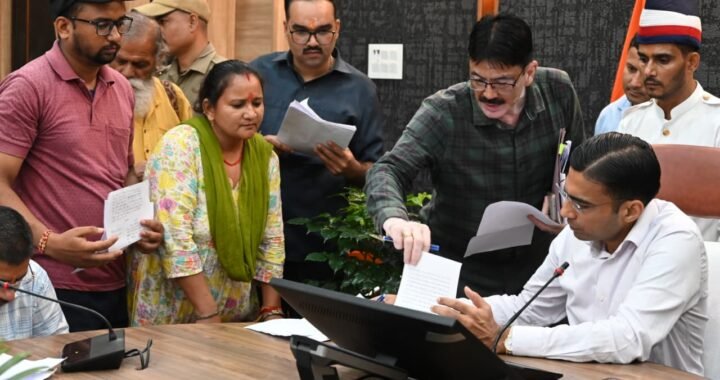 देहरादून : बेटा कर रहा घर से बाहर, बुजुर्ग की गुहार पर डीएम ने तलब की रिपोर्ट