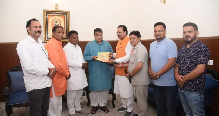 केन्द्रीय सड़क एवं परिवहन मन्त्री नितिन गडकरी को भेंट की ” जय माँ बगलामुखी ” व “माँ भद्रकाली ” पुस्तकें