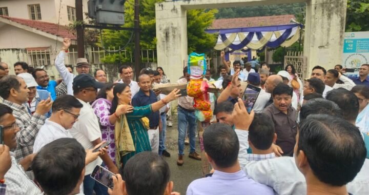 नैनीताल : मुख्य शिक्षा अधिकारी की कार्यप्रणाली के विरुद्ध जबरदस्त धरना- प्रदर्शन
