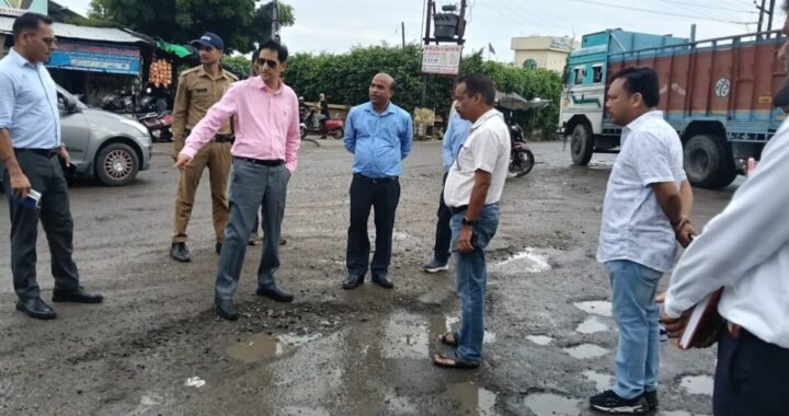 हल्द्वानी :(बड़ी खबर) IAS दीपक रावत उतरे फील्ड में, सड़कों में गड्ढे देख हुए नाराज, अधिकारियों को तत्काल निर्देश