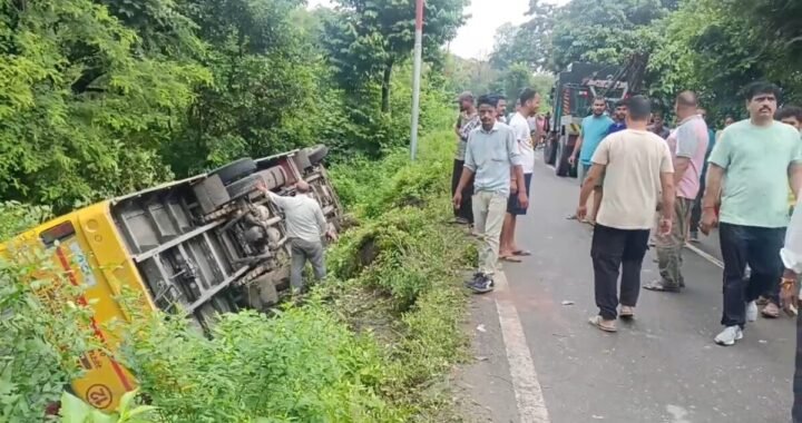 हल्द्वानी :(बड़ी खबर) यहां अनियंत्रित स्कूल बस सड़क किनारे खाई में पलटी, मची चीख पुकार VIDEO