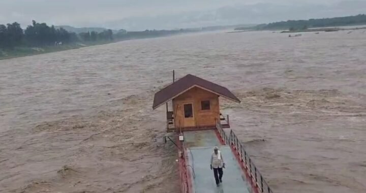 हरिद्वार: खतरे के निशान से ऊपर बह रही गंगा, प्रशासन ने जारी किया अलर्ट Video