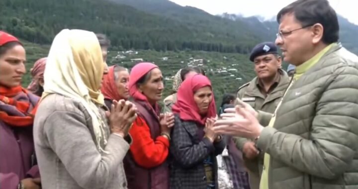 उत्तराखंड: मुख्यमंत्री पुष्कर सिंह धामी ने धराली में आपदा प्रभावित क्षेत्रों का दौरा किया, राहत कार्यों की समीक्षा की