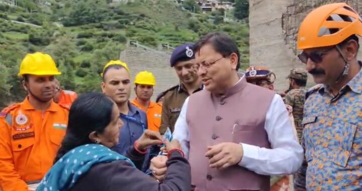 उत्तराखंड: यहां बहन ने साड़ी फाड़कर सीएम धामी को बांधी राखी
