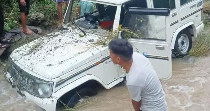 हल्द्वानी :(बड़ी खबर) बोलेरो गाड़ी नाले में बही, एक युवक लापता, दो की बची जान