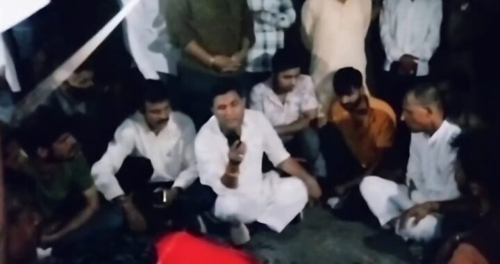 उत्तराखंड : यहां इकलौते बेटे की करंट से मौत, विधायक समेत सैकड़ों लोग धरने पर