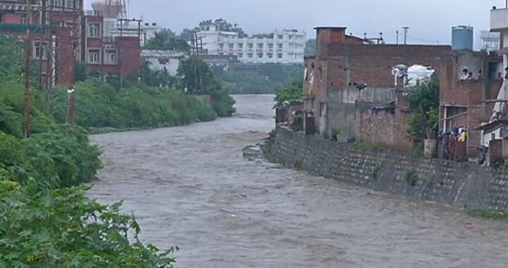 उत्तराखंड: दूनघाटी की नदियों ने प्रशासन को चेताया