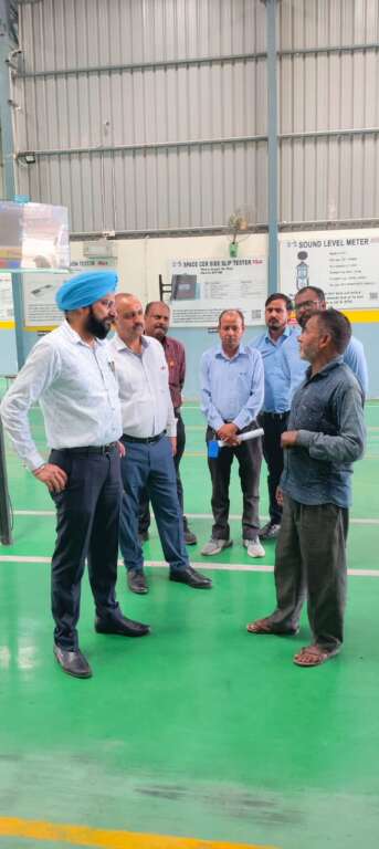 हल्द्वानी :RTO गुरुदेव सिंह के निर्देश पर रुद्रपुर और हल्द्वानी के स्वचालित परीक्षण संस्थानों पर छापा
