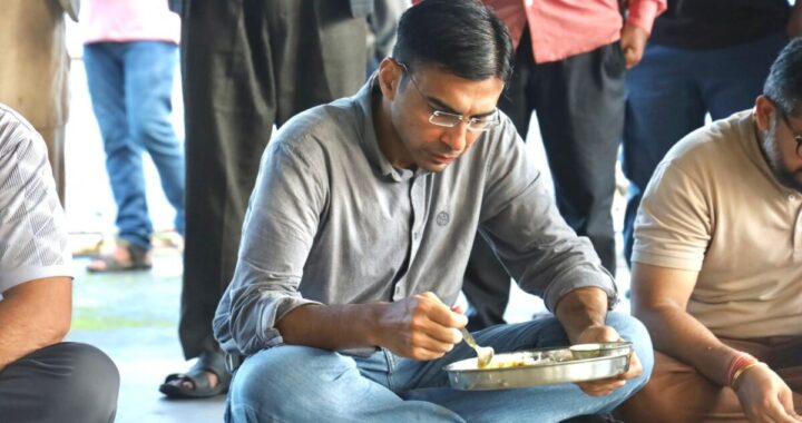 देहरादून: डीएम ने ग्रामीणों संग जमीन पर बैठ किया भोजन; बांटा प्रभावितों का दर्द